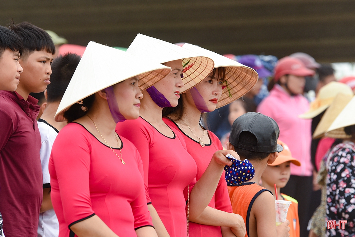 Hơn 100 tay chèo tranh tài đua thuyền trên sông Cửa Sót