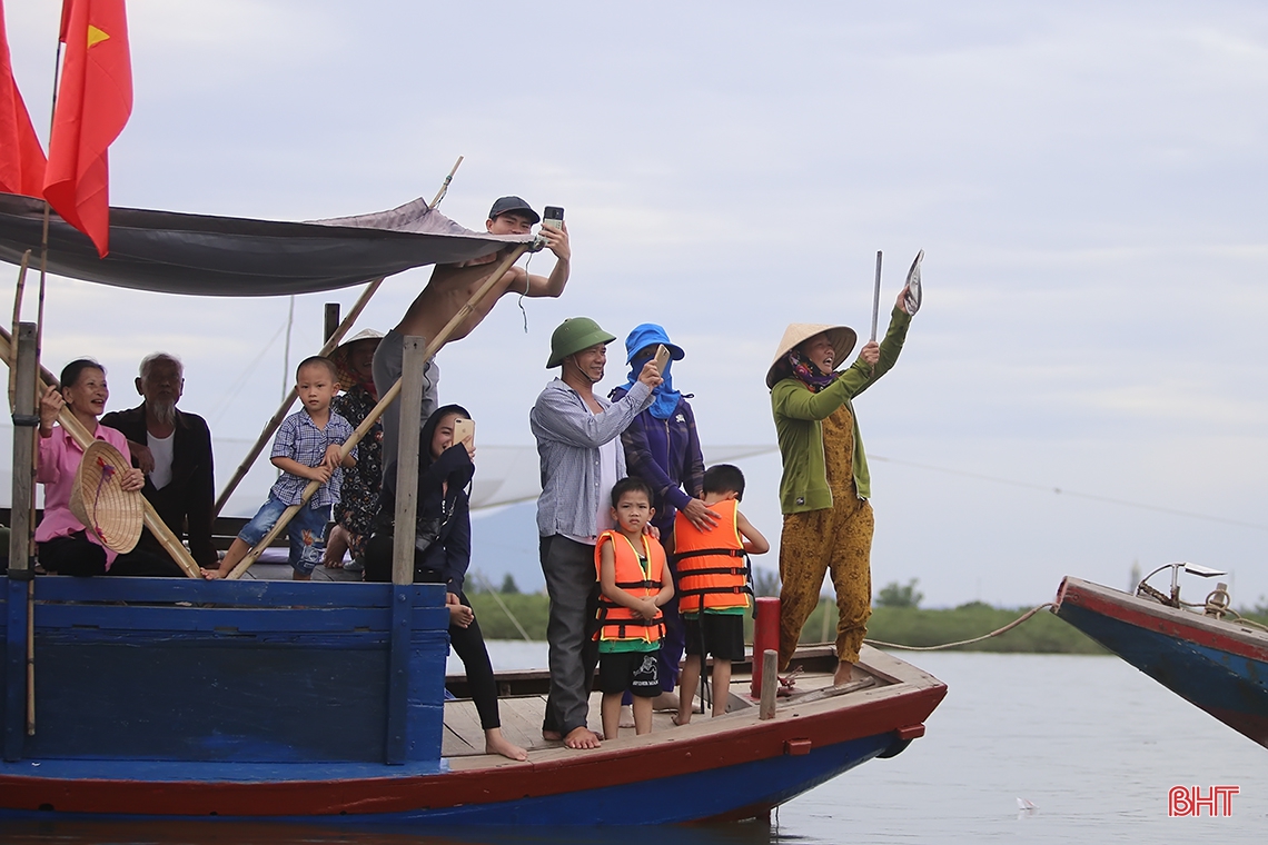 Hơn 100 tay chèo tranh tài đua thuyền trên sông Cửa Sót