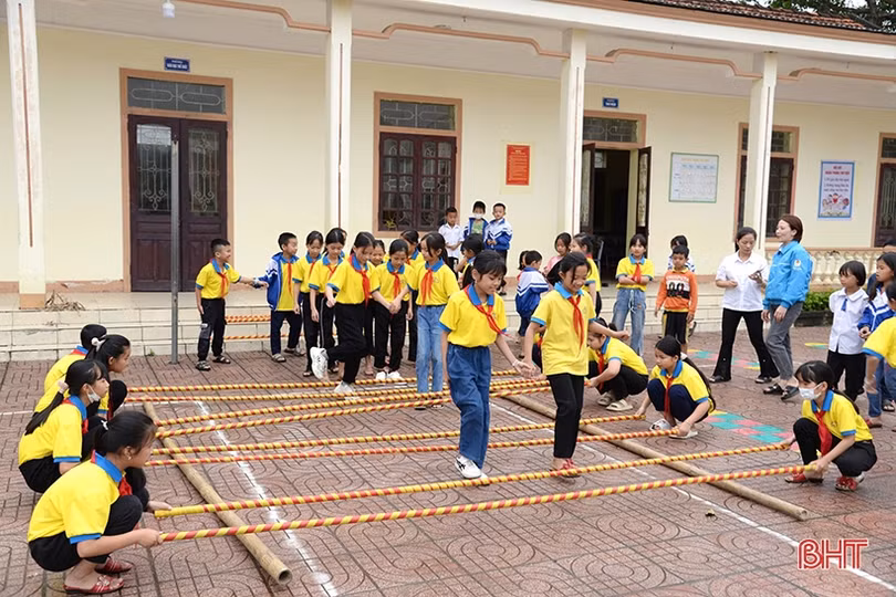 Học sinh Can Lộc hào hứng với các trò chơi dân gian trong trường học