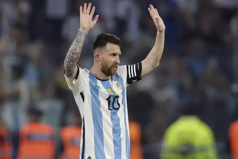 Barca xác nhận tiếp xúc mời Messi