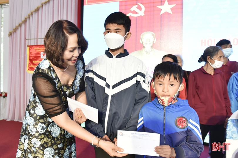 Trao 100 suất quà cho người khuyết tật, trẻ em mồ côi Hà Tĩnh