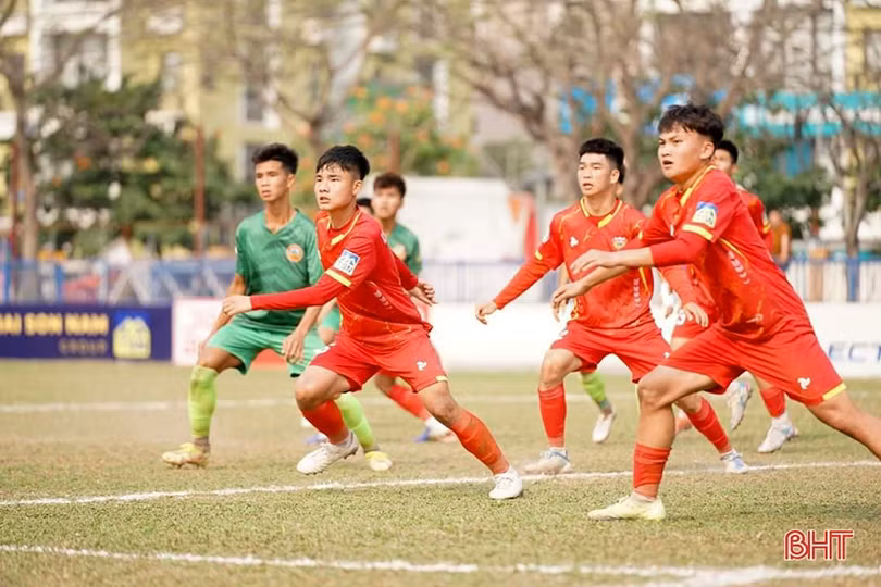 Ấm tình thầy trò trong lớp học của các cầu thủ U17 Hồng Lĩnh Hà Tĩnh