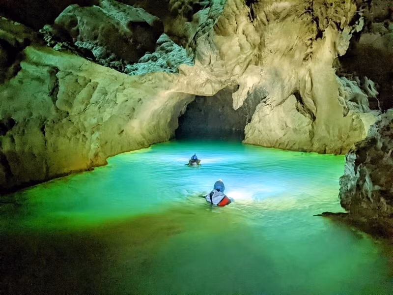 Phát hiện thêm hệ thống hang động với thạch nhũ độc đáo ở Quảng Bình