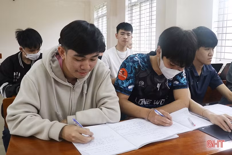 Học sinh, sinh viên Trường Đại học Hà Tĩnh tiếp cận nhiều hình thức tuyên truyền pháp luật