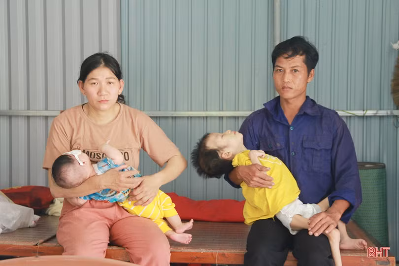 MS2307: Vợ chồng nghèo chật vật chữa bệnh cho 2 con bị mù