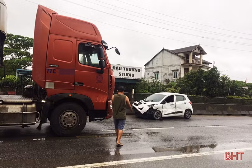 Xe đầu kéo đẩy ô tô con trượt dài trên quốc lộ 1 đoạn qua Hà Tĩnh