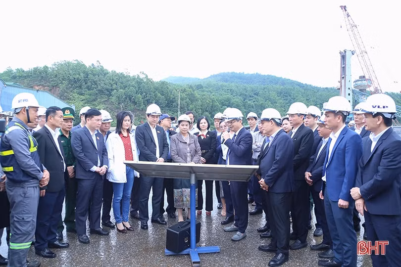 Ủy ban Đối ngoại Quốc hội Việt Nam và Lào tham quan cảng Vũng Áng