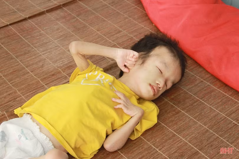 MS2307: Vợ chồng nghèo chật vật chữa bệnh cho 2 con bị mù