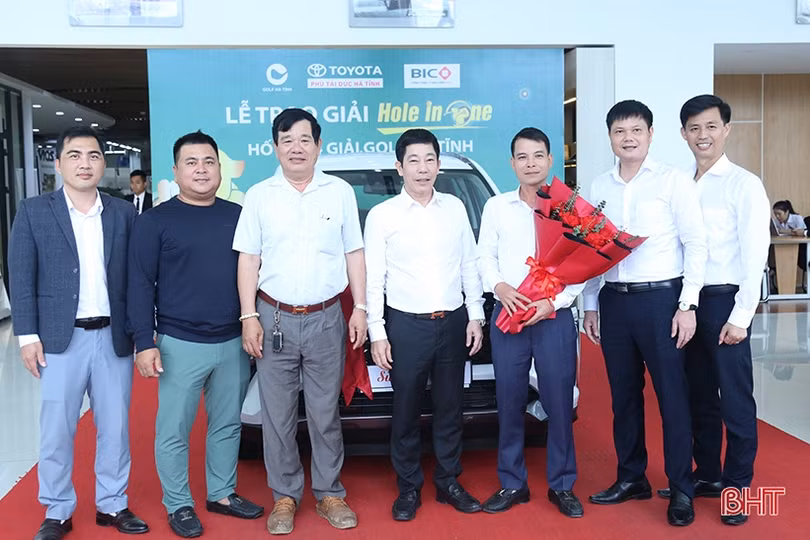 Trao thưởng xe Toyota Veloz cross cho golfer Hà Tĩnh
