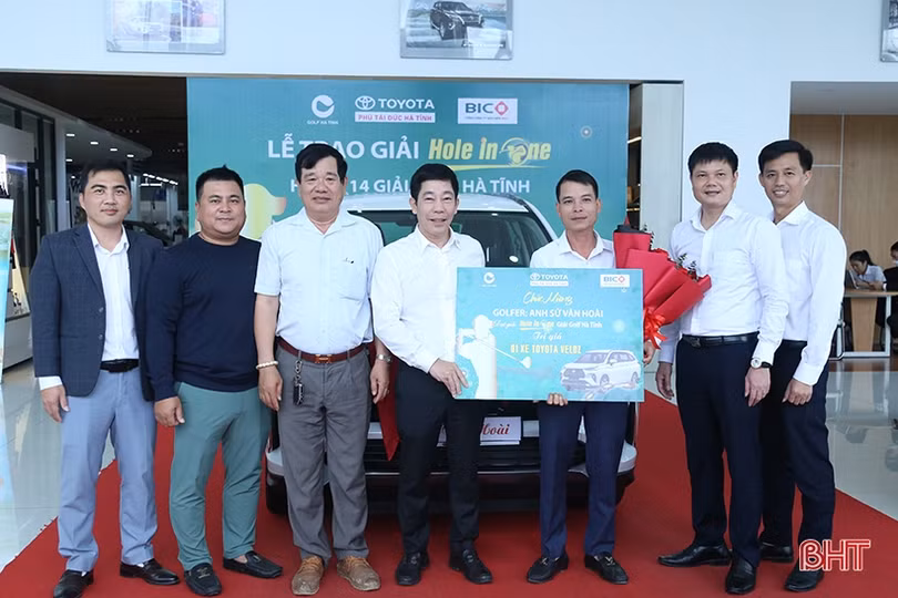 Trao thưởng xe Toyota Veloz cross cho golfer Hà Tĩnh