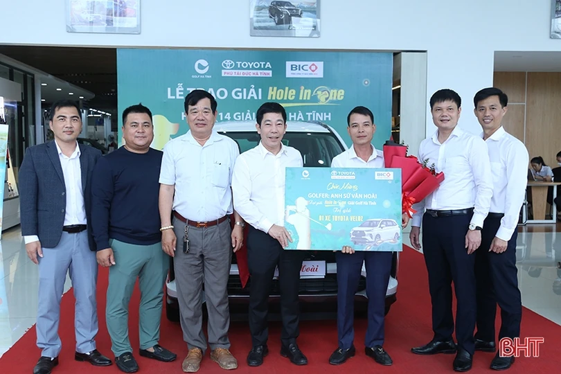 Trao thưởng xe Toyota Veloz cross cho golfer Hà Tĩnh