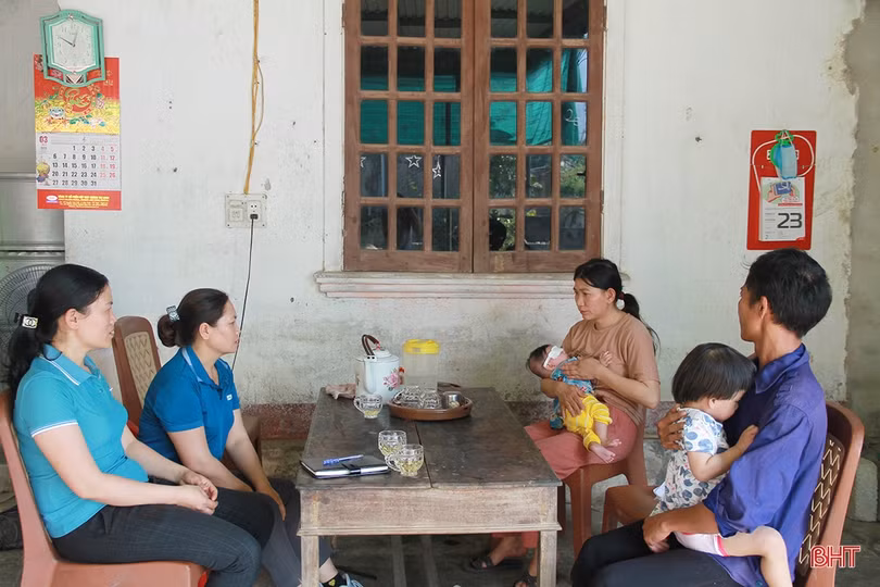 MS2307: Vợ chồng nghèo chật vật chữa bệnh cho 2 con bị mù