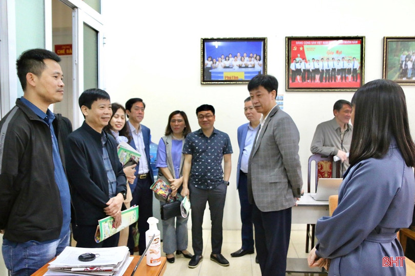 Báo Hà Tĩnh học tập kinh nghiệm chuyển đổi số, sản xuất tác phẩm chất lượng cao
