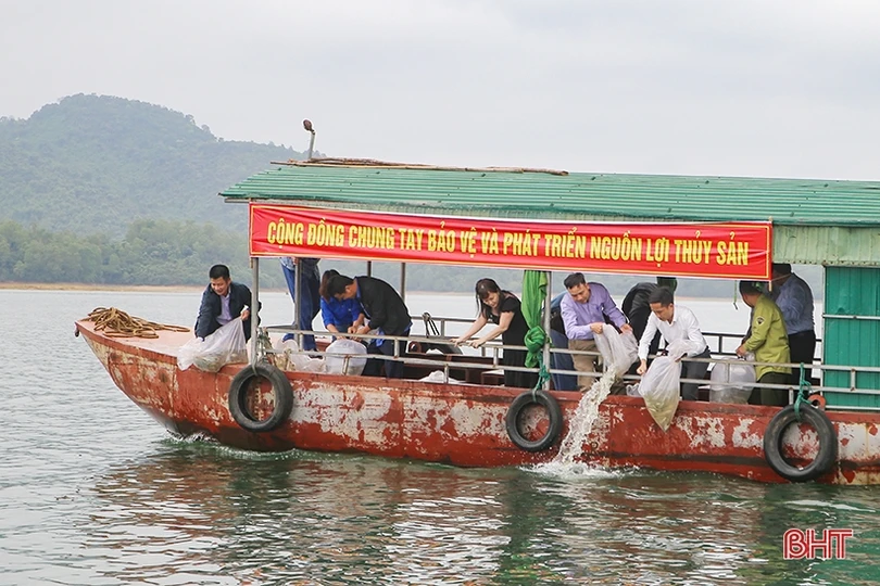 Vệ sinh môi trường và tái tạo nguồn lợi thủy sản tại hồ Kẻ gỗ