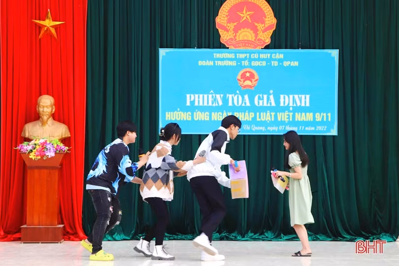 Đa dạng hóa hình thức tuyên truyền phổ biến pháp luật cho học sinh, thanh niên Vũ Quang