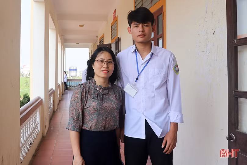 Ấm tình thầy trò trong lớp học của các cầu thủ U17 Hồng Lĩnh Hà Tĩnh