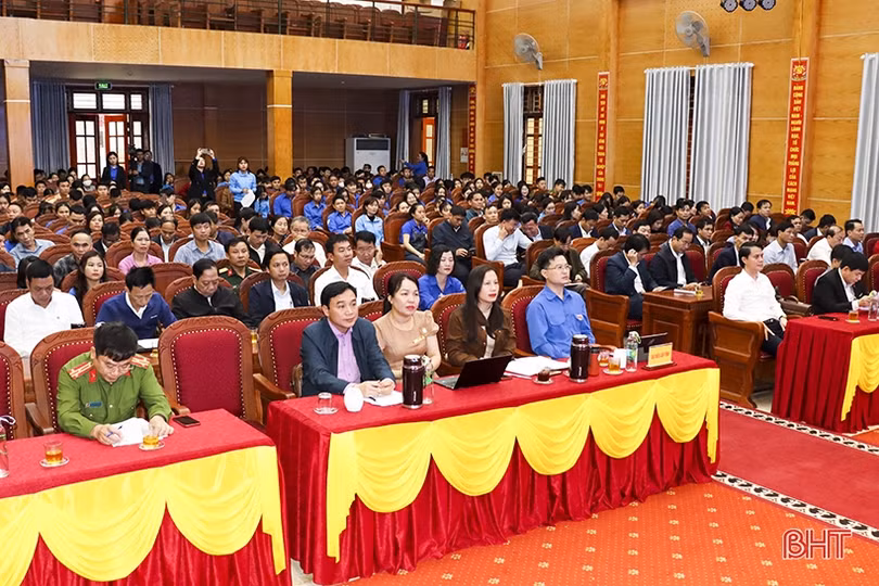 Lãnh đạo huyện Đức Thọ đối thoại với hơn 400 đoàn viên thanh niên 