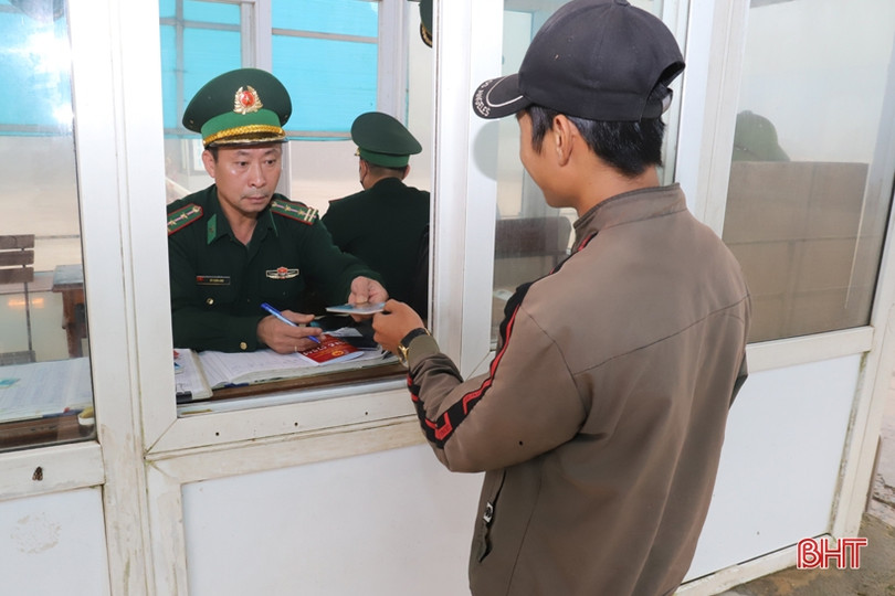 Người và phương tiện qua Cửa khẩu quốc tế Cầu Treo tăng đột biến