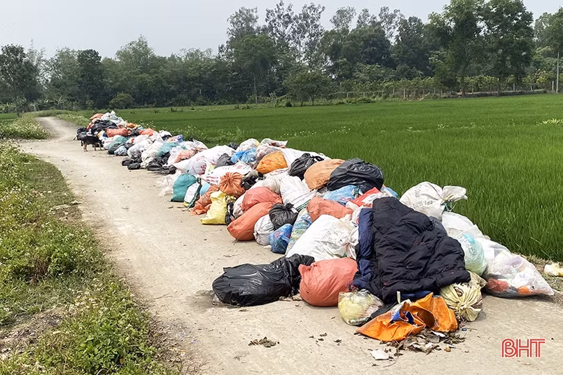 Rác ngập đường liên thôn ở Đức Thọ