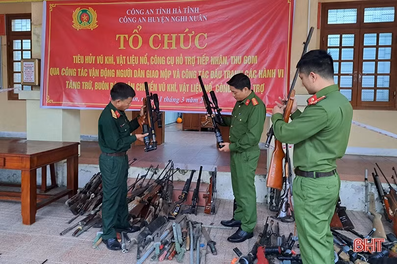 Công an Nghi Xuân tiêu hủy hàng trăm vũ khí các loại