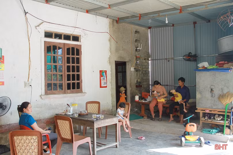 MS2307: Vợ chồng nghèo chật vật chữa bệnh cho 2 con bị mù