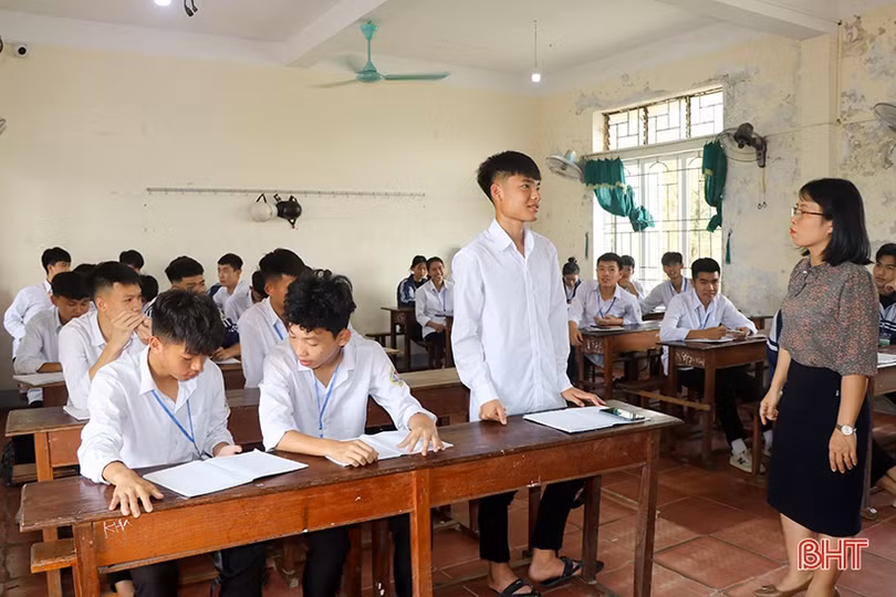 Ấm tình thầy trò trong lớp học của các cầu thủ U17 Hồng Lĩnh Hà Tĩnh