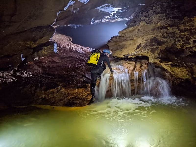 Phát hiện thêm hệ thống hang động với thạch nhũ độc đáo ở Quảng Bình