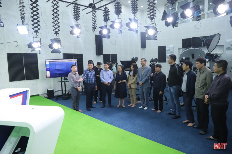 Báo Hà Tĩnh học tập kinh nghiệm chuyển đổi số, sản xuất tác phẩm chất lượng cao