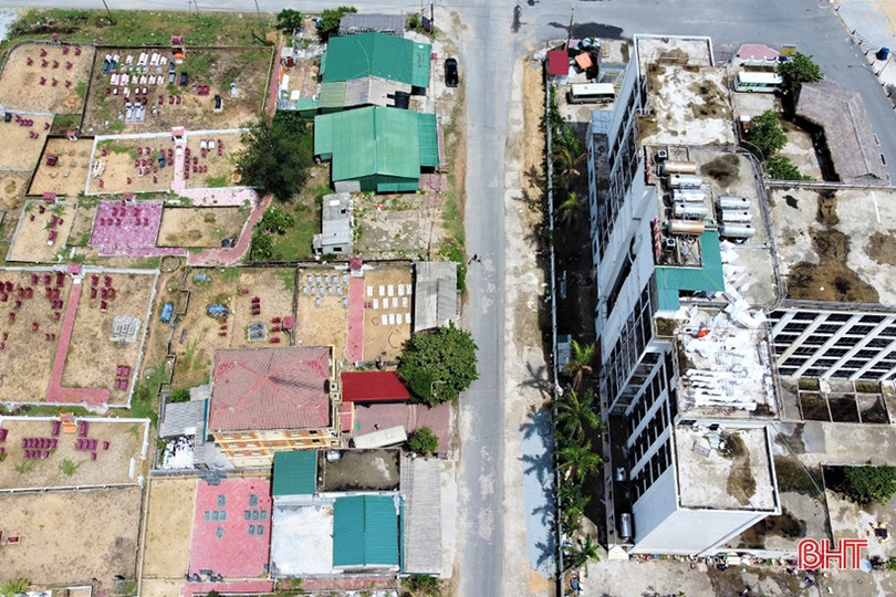 Sớm đóng cửa, di dời nghĩa trang án ngữ Khu du lịch Thiên Cầm