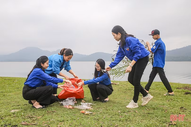 Vệ sinh môi trường và tái tạo nguồn lợi thủy sản tại hồ Kẻ gỗ