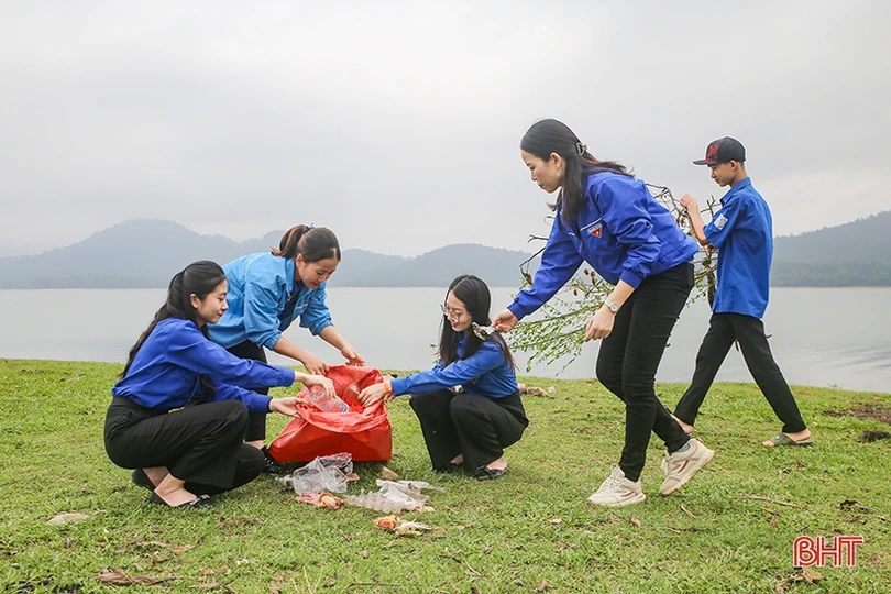Vệ sinh môi trường và tái tạo nguồn lợi thủy sản tại hồ Kẻ gỗ