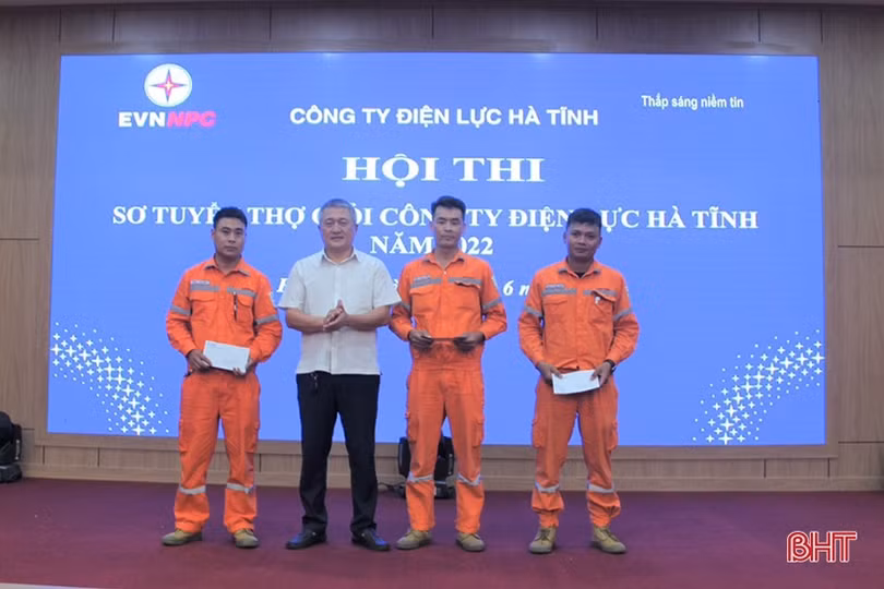 Công nhân Điện lực Hà Tĩnh “mê” sáng kiến kỹ thuật