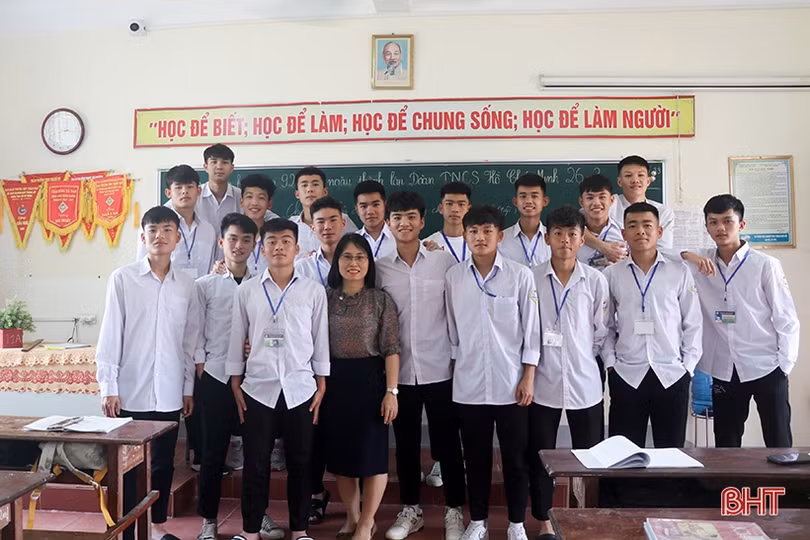 Ấm tình thầy trò trong lớp học của các cầu thủ U17 Hồng Lĩnh Hà Tĩnh