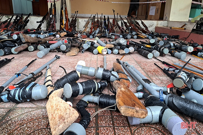 Công an Nghi Xuân tiêu hủy hàng trăm vũ khí các loại