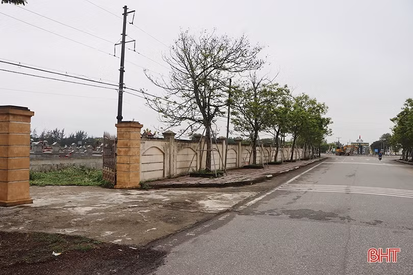 Sớm đóng cửa, di dời nghĩa trang án ngữ Khu du lịch Thiên Cầm