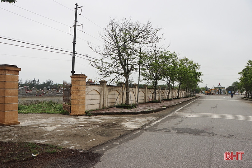 Sớm đóng cửa, di dời nghĩa trang án ngữ Khu du lịch Thiên Cầm