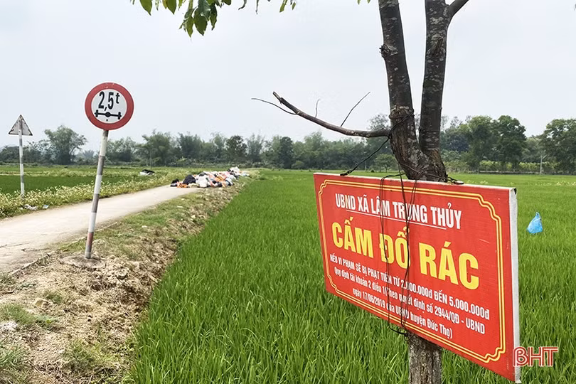 Rác ngập đường liên thôn ở Đức Thọ