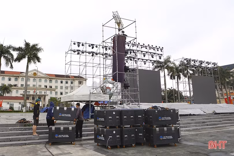 Sẵn sàng để thí sinh tỏa sáng trong đêm chung kết “Áo dài với quê hương Hà Tĩnh”