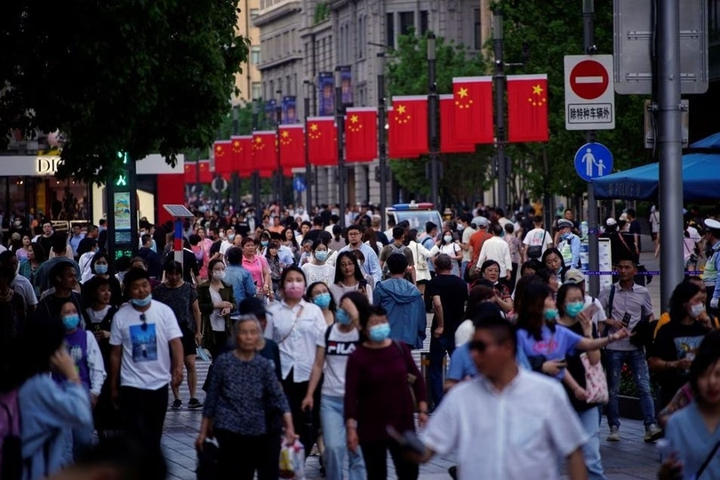 Dân số Thượng Hải là khoảng 24,76 triệu người vào năm ngoái, giảm 135.400 người so với năm 2021. Ảnh: Reuters . Thành phố đông dân nhất Trung Quốc sụt giảm dân số