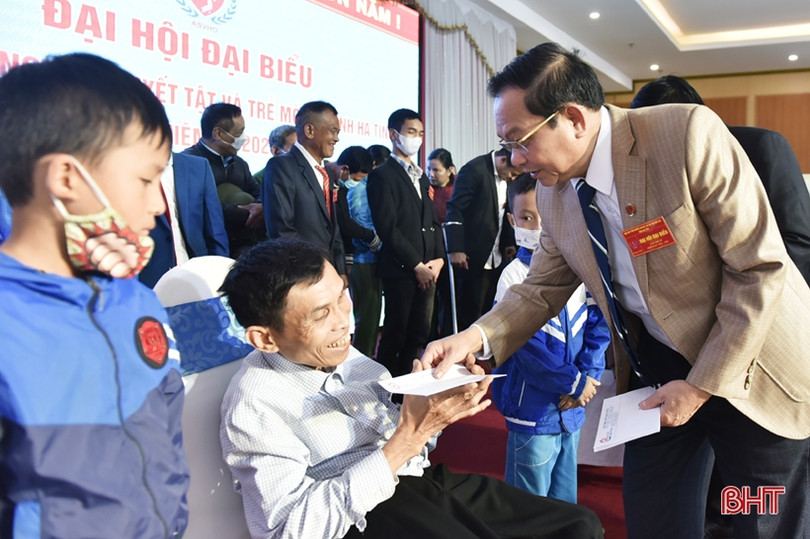 Trao 100 suất quà cho người khuyết tật, trẻ em mồ côi Hà Tĩnh
