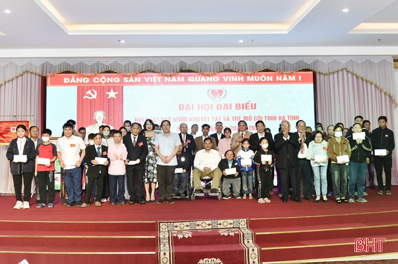 Trao 100 suất quà cho người khuyết tật, trẻ em mồ côi Hà Tĩnh