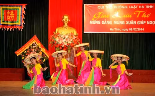 Biểu diễn văn nghệ chúc mừng