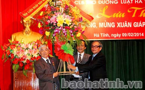 Lãnh đạo Hội VHNT Hà Tĩnh tặng hoa chúc mừng CLB thơ Đường luật Hà Tĩnh