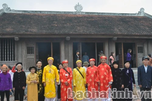 ... thắp hương tại thành Sơn Phòng - Hàm Nghi...