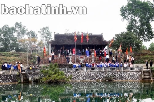 ... sau đó dừng chân tại miếu Trăm Năm thắp hương...