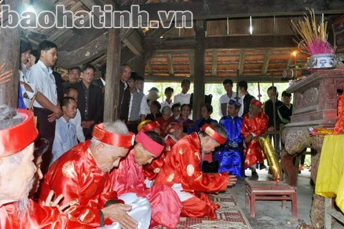 Cố đạo mới cùng các đệ tử làm lễ khai hạ cầu cho dân làng, nước nhà an khang thịnh vượng trong năm mới