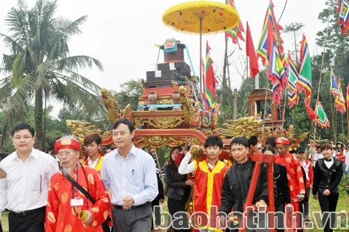 Tân cố đạo Phan Hiền dẫn đầu kiệu rước Đức Đại Vương