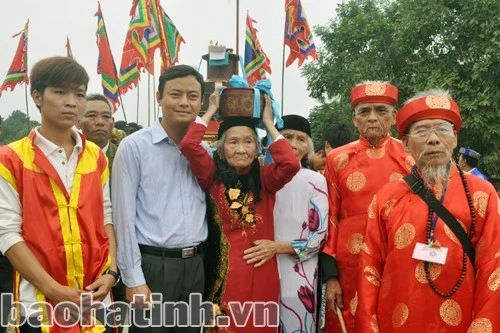 Vợ tân cố đạo vinh dự đội báu vật của vua lên đầu