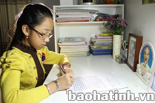 Trong không khí rộn ràng của ngày giáp tết nhưng Ngọc Trâm, học sinh lớp 5C trường tiểu học Nguyễn Du, Tp Hà Tĩnh vẫn dành thời gian viết thư gửi các chú bộ đội nơi đảo xa. cam dong buc thu mot hoc sinh tieu hoc gui bo doi truong sa