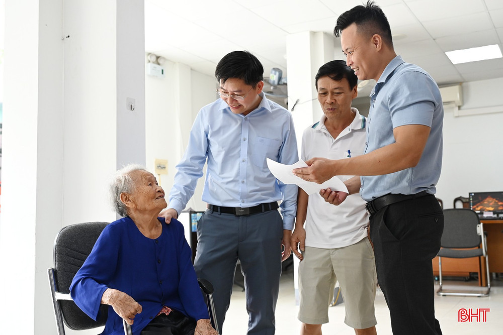 Chủ tịch UBND phường Thành Sen Nguyễn Văn Chung (thứ hai từ trái sang) trò chuyện với người dân khi đến giao dịch tại Trung tâm phục vụ hành chính công phường. bqbht_br_dsc-5864.jpg